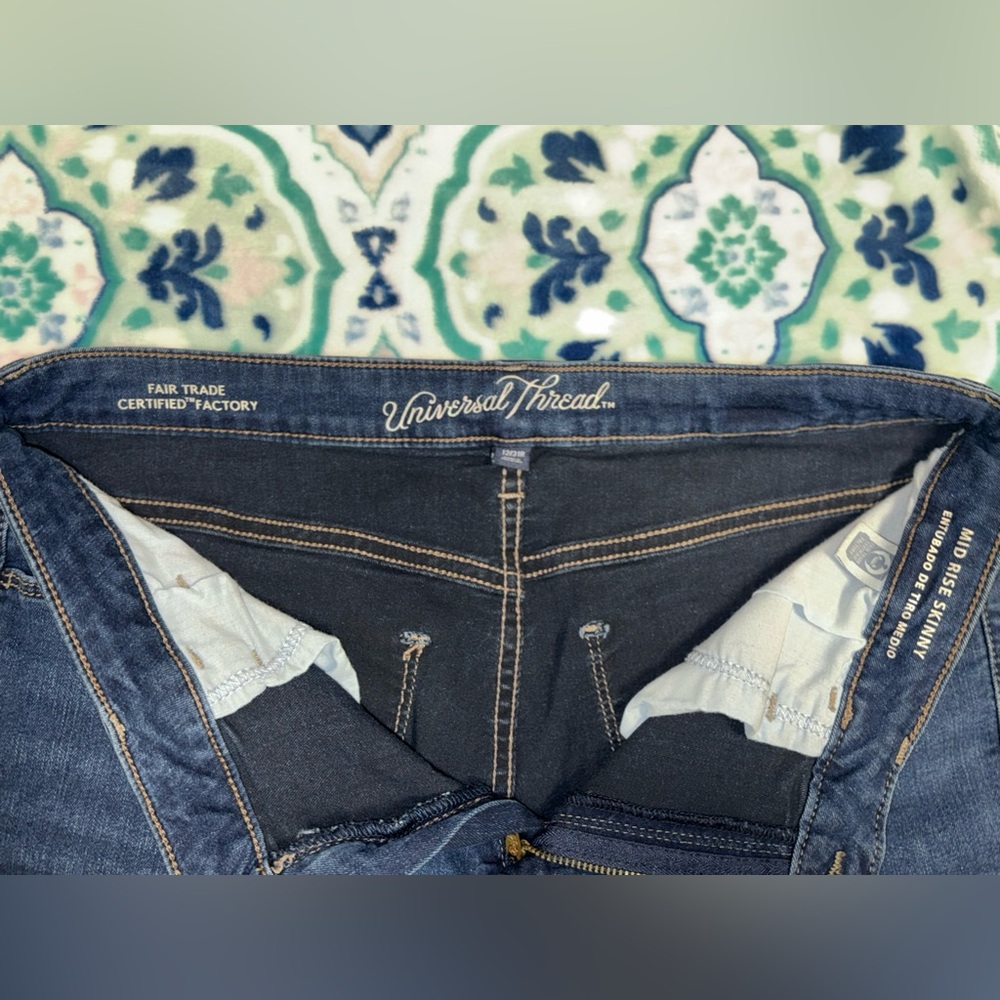 Universal Thread - Woman’s Mid Rise Skinny Jeans - Picture 4 of 5